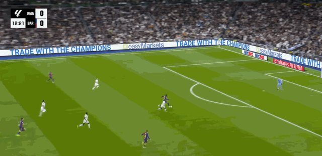 1729978375409030502.gif 亚马尔单刀.gif