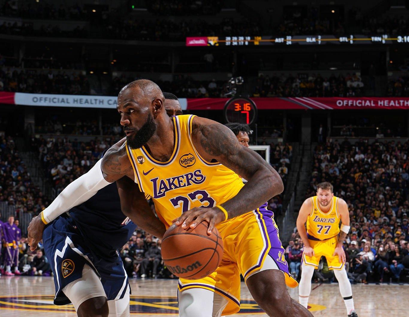 极速电竞官网-湖人防守回暖破敌！詹皇砍准三双+回应落选全明星首发：毫无反应